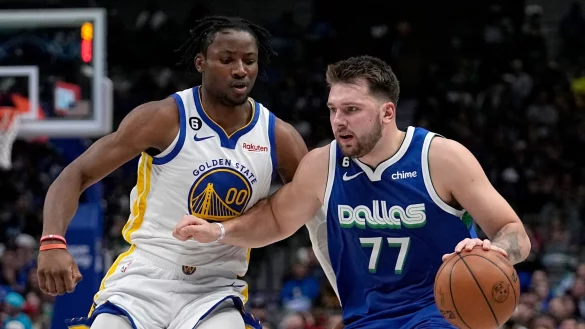 Luka Doncic (77) von den Dallas Mavericks in Aktion gegen Jonathan Kuminga von den Golden State Warriors. - &copy; Tony Gutierrez/AP/dpa