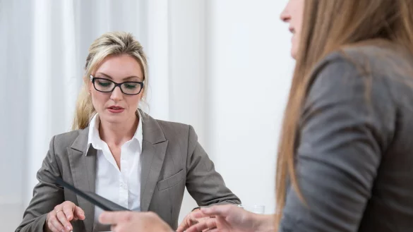 Schon wieder ein Check-in: Manche F&uuml;hrungskr&auml;fte m&ouml;chten am liebsten im Minutentakt erfahren, woran das Team gerade arbeitet. - &copy; Christin Klose/dpa-tmn