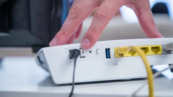 Schaltzentrale im digitalen Zuhause: Der WLAN-Router verbraucht laufend Strom. - © Christin Klose/dpa-tmn