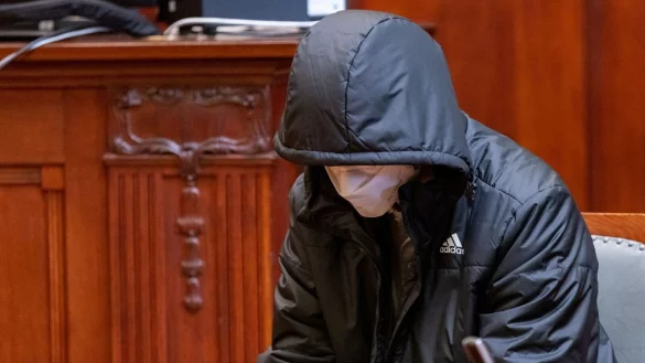 Der angeklagte junge Mann beim Prozessbeginn im Landgericht Bayreuth. - &copy; Daniel Karmann/dpa