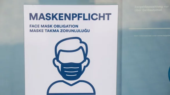 In Kliniken, Arztpraxen, Pflegeheimen und anderen Gesundheitseinrichtungen gilt bundesweit eine FFP2-Maskenpflicht. - &copy; Stefan Sauer/dpa