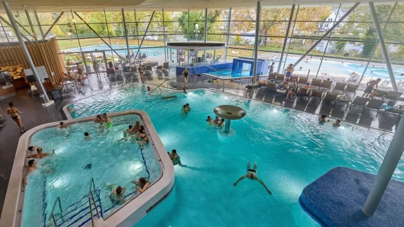 Thermen sind von der Energiekrise besonders betroffen - sie können kaum Strom sparen. - © Thomas Frey/dpa