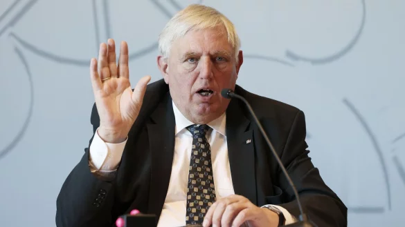 Nordrhein-Westfalens Gesundheitsminister Karl-Josef Laumann (CDU) spricht bei einer Pressekonferenz. - &copy; David Young/dpa