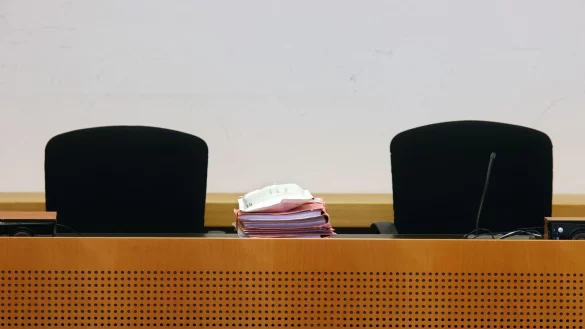 Akten liegen im Strafjustizzentrum auf dem Richtertisch. - &copy; Karl-Josef Hildenbrand/dpa