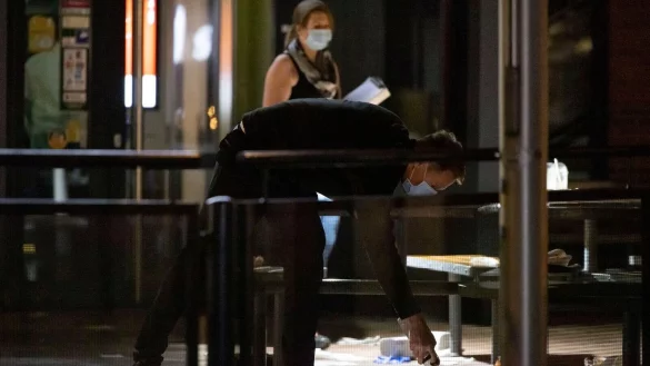 Polizisten sichern Spuren am Tatort im Außenbereich eines Fast-Food-Restaurants. - © Christoph Reichwein/dpa/Archivbild