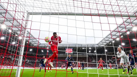 Der Freiburger Daniel-Kofi Kyereh (l) erzielte das Tor zum zwischenzeitlichen 2:0. - © Tom Weller/dpa