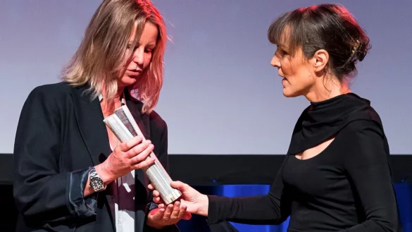 Oberb&uuml;rgermeisterin Eva D&ouml;hla &uuml;berreicht den Filmpreis der Stadt Hof an Aelrun Goette. - &copy; Daniel Vogl/dpa