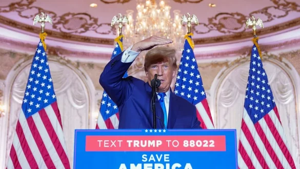 Der ehemalige Präsident Donald Trump spricht am Wahltag in Mar-a-Lago zu Unterstützern. - © Andrew Harnik/AP/dpa