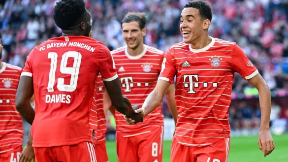 Bayerns Jamal Musiala (r) jubelt mit Alphonso Davies &uuml;ber sein Tor zum 2:0 gegen den FSV Mainz 05. - &copy; Sven Hoppe/dpa