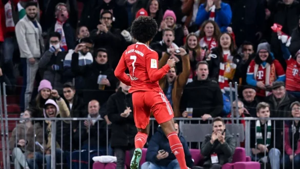 Serge Gnabry jubelt &uuml;ber das erste seiner drei Tore: Die 2:1-F&uuml;hrung des FC Bayern. - &copy; Sven Hoppe/dpa