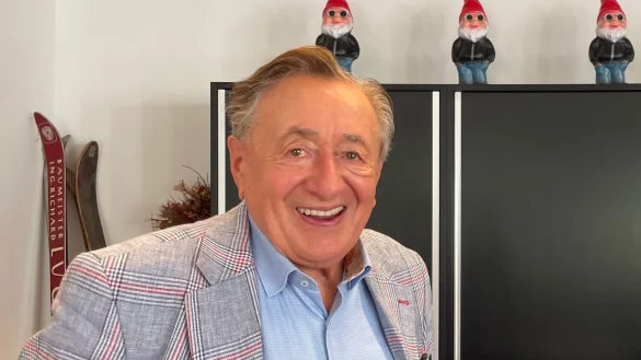 Richard Lugner lächelt kurz vor seinem 90. Geburtstag in seinem Büro in der «Lugner-City». - © Matthias Röder/dpa