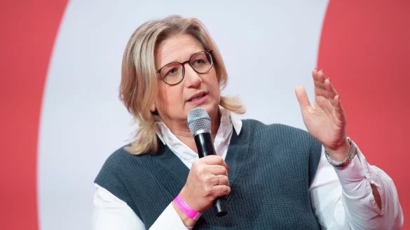 Ministerpr&auml;sidentin vom Saarland Anke Rehlinger spricht beim SPD-Debattenkonvent. - &copy; Christophe Gateau/dpa/Archivbild