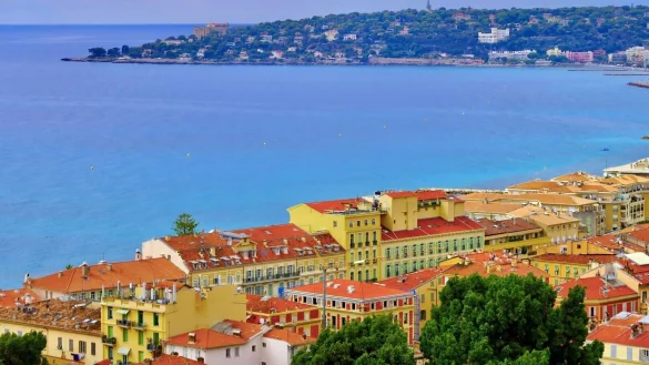 Pastellfarbene Fassaden, rote Ziegeldächer, leuchtend blaues Meer: Das sind die Farben Mentons. - © Daniela David/dpa-tmn