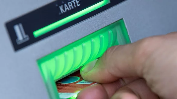 Seit mehr als sechs Jahren hat jeder B&uuml;rger auch ohne ein geregeltes Einkommen Anspruch auf ein Konto. Doch laut Stiftung Warentest sind die Geb&uuml;hren der sogenannten Basiskontonten deutlich gestiegen. - &copy; Fabian Sommer/dpa