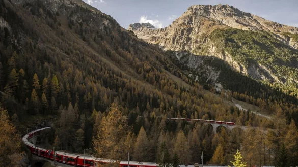 Ein mit fast zwei Kilometern au&szlig;ergew&ouml;hnlich langer Reisezug der Rh&auml;tischen Bahn (RHB) f&auml;hrt durch Graub&uuml;nden. - &copy; Gian Ehrenzeller/KEYSTONE/dpa