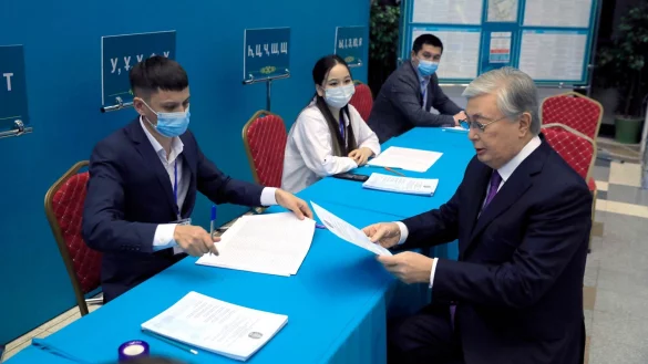 Präsident Kassym-Schomart Tokajew (r) vor der eigenen Stimmabgabe in Astana. - © Handout/Kazakhstan\\\'s President Press Office/XinHua/dpa