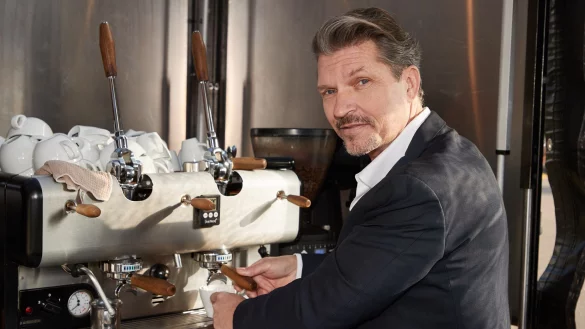 Der Schauspieler Hardy Kr&uuml;ger jr. als &laquo;Ralf&raquo; steht in einem mobilen Caf&eacute;-Stand w&auml;hrend eines Fototermins zur 21. Staffel der TV-Serie &laquo;Rote Rosen&raquo;. - &copy; Georg Wendt/dpa