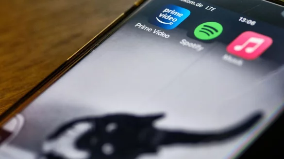 Die Apps der Streaminganbieter Amazon Prime Video (l-r), Spotify und Apple Music sind auf dem Display eines iPhones zu sehen. - © Stefan Jaitner/dpa