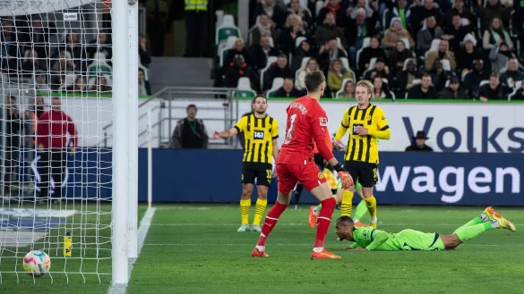 Dortmunds Torwart Gregor Kobel kann das 0:2 gegen den VfL Wolfsburg nicht verhindern. - &copy; Swen Pf&ouml;rtner/dpa