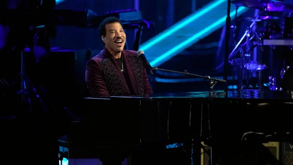 Der in die Rock & Roll Hall of Fame aufgenommene Lionel Richie singt während der Einführungszeremonie der Rock & Roll Hall of Fame 2022 im Microsoft Theater in Los Angeles. - © Chris Pizzello/Invision via AP/dpa