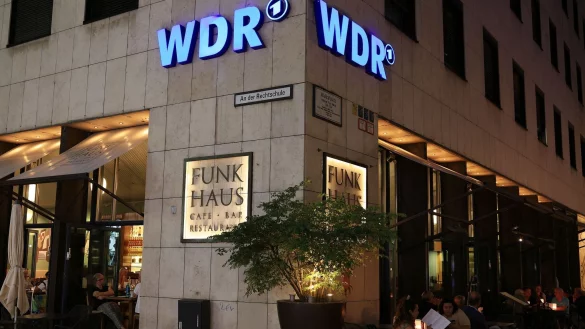 Ein Logo des WDR h&auml;ngt am Funkhaus Wallrafplatz - &copy; Oliver Berg/dpa/Archivbild
