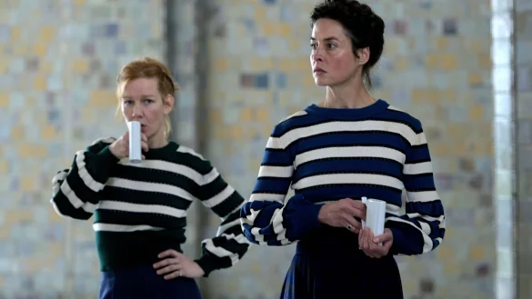 Die Schauspielerinnen Sandra H&uuml;ller (l), in der Rolle der Hofdame Irma, und Susanne Wolff, als Kaiserin Elisabeth genannt Sisi, spielen in einer Szene des Films &laquo;Sisi und Ich&raquo;. - &copy; Bernd Spauke/Walker+Worm Film GmbH & Co. KG/dpa