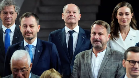 Bundeskanzler Scholz inmitten der EU-Staats- und Regierungschefs in Prag. - &copy; Petr David Josek/AP/dpa