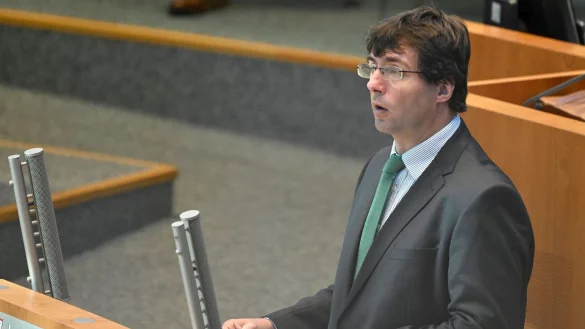Marcus Optendrenk (CDU), Finanzminister von Nordrhein-Westfalen, spricht im Landtag. - &copy; Roberto Pfeil/dpa