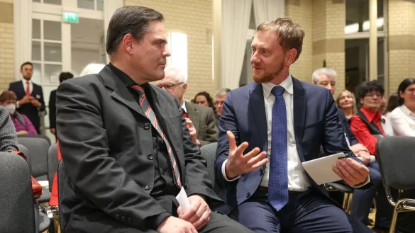 Der Autor Uwe Tellkamp (l) und Sachsens Ministerpr&auml;sident Michael Kretschmer bei der Lesung in Berlin. - &copy; Joerg Carstensen/dpa