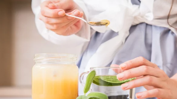 Lecker Honig in den Tee! Aber manchmal sind im goldenen Gut auch Pestizide oder Zuckersirup enthalten. - &copy; Christin Klose/dpa-tmn