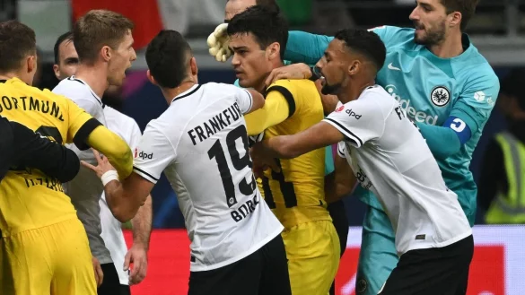 Frankfurts Torwart Kevin Trapp (r) und Dortmunds Giovanni Reyna (3.v.r.) gehen nach dem Spiel aufeinander los. - &copy; Arne Dedert/dpa