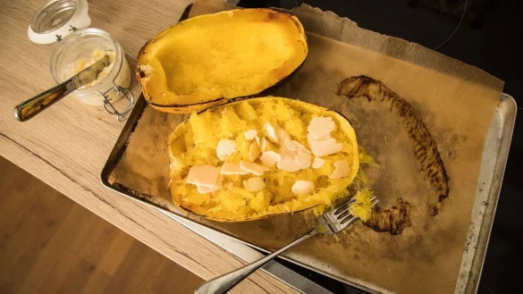 Backpapier geh&ouml;rt in den Restm&uuml;ll. Es ist nicht recycel- oder kompostierbar. - &copy; Christin Klose/dpa-tmn