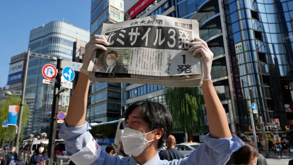 Ein Mann verteilt in Tokio eine Sonderausgabe der Zeitung Yomiuri, in der &uuml;ber die j&uuml;ngsten Raketenstarts Nordkoreas berichtet wird. - &copy; Shuji Kajiyama/AP/dpa