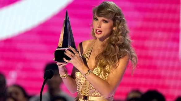 Taylor Swift nimmt den Preis f&uuml;r das beste Musikvideo bei den American Music Awards 2022 entgegen. - &copy; Chris Pizzello/Invision/AP/dpa