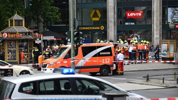 Polizei und Rettungsdienste sichern das Areal nach der Todesfahrt am Kurf&uuml;rstendamm. - &copy; Fabian Sommer/dpa