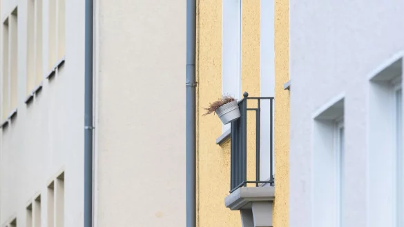 Blick auf Mehrfamilienh&auml;user in der Innenstadt. - &copy; Julian Stratenschulte/dpa/Symbolbild
