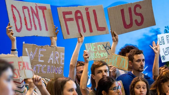 «Enttäuscht uns nicht»: Junge Demonstrantinnen und Demonstranten auf dem UN-Klimagipfel erwarten Ergebnisse. - © Christophe Gateau/dpa