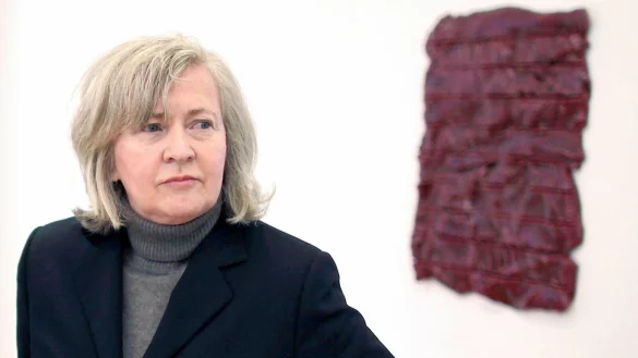 Die K&uuml;nstlerin Rosemarie Trockel in einer Ausstellung im Schloss Morsbroich 2012. - &copy; Oliver Berg/dpa