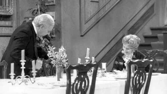 Freddie Frinton als Butler James und May Warden als alleinspeisende alte Dame Miss Sophie feiern ihren 90. Geburtstag. - &copy; Annemarie Aldag/WDR/NDR/dpa