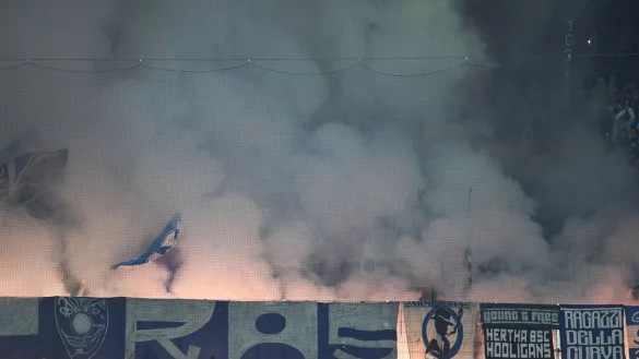 Hertha Fans haben im Weserstadion Pyrotechnik gez&uuml;ndet. - &copy; Carmen Jaspersen/dpa