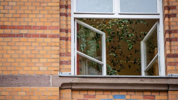 Ein Fenster einer an einer Schule ist zum L&uuml;ften ge&ouml;ffnet. - &copy; Christoph Schmidt/dpa/Archivbild/Symbolbild