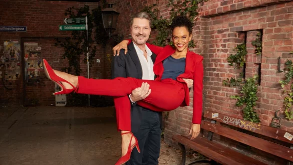Die Schauspieler Hardy Kr&uuml;ger jr. als Ralf, und Sarah Masuch als Anette in der Kulisse der Soap &laquo;Rote Rosen&raquo;. - &copy; Georg Wendt/dpa