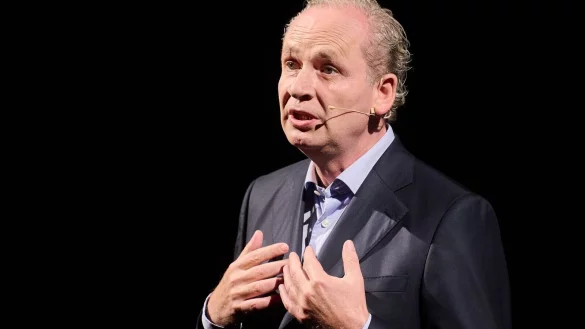 Ferdinand von Schirach begr&uuml;&szlig;t seine G&auml;ste. - &copy; Annette Riedl/dpa/Archivbild