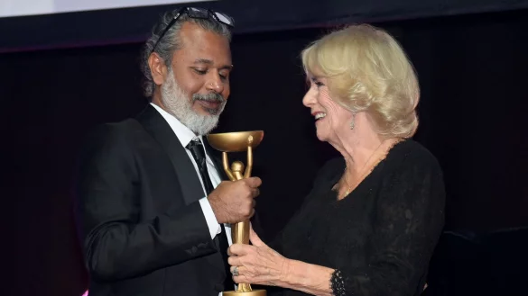 K&ouml;nigsgemahlin Camilla &uuml;berreicht dem Gewinner Shehan Karunatilaka die Booker-Troph&auml;e f&uuml;r &laquo;Die sieben Monde von Maali Almeida&raquo;. - &copy; Toby Melville/Reuters Pool via AP/dpa