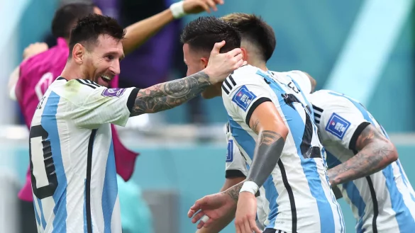 Lionel Messi jubelt nach seinem Treffer zum 1:0 mit seinen Mitspielern. - &copy; Tom Weller/dpa