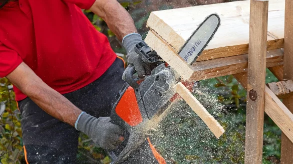 Identischer Versuchsaufbau f&uuml;r den Test: Zw&ouml;lf Akku-Kettens&auml;gen bis 400 Euro wurden miteinander verglichen. - &copy; selbst ist der Mann/dpa-tmn