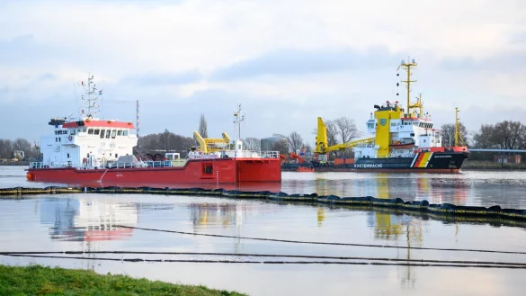 Die &Ouml;lbek&auml;mpfungsschiffe sind rund um die Uhr im Einsatz. - &copy; Jonas Walzberg/dpa