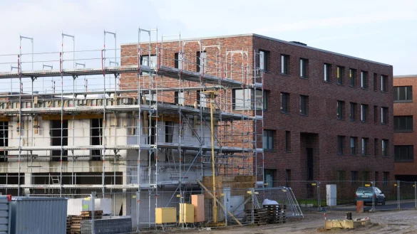 Mehrfamilienh&auml;user mit Wohnungen werden im Neubaugebiet Wasserstadt in Hannover gebaut. - &copy; Julian Stratenschulte/dpa