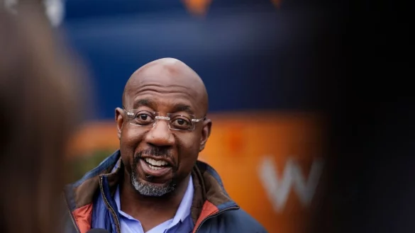 Mit dem Wahlsieg des Demokraten Raphael Warnock in Georgia kann die Partei von Präsident Joe Biden ihre hauchdünne Mehrheit im US-Senat ausbauen. - © Brynn Anderson/AP/dpa