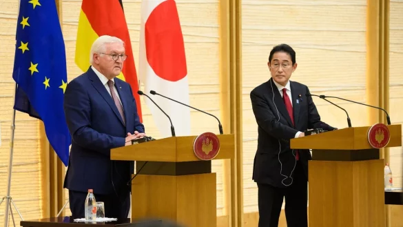 Bundespr&auml;sident Frank-Walter Steinmeier und Ministerpr&auml;sident Fumio Kishida &auml;u&szlig;ern sich nach ihrem Gespr&auml;ch bei einer Pressekonferenz. - &copy; Bernd von Jutrczenka/dpa